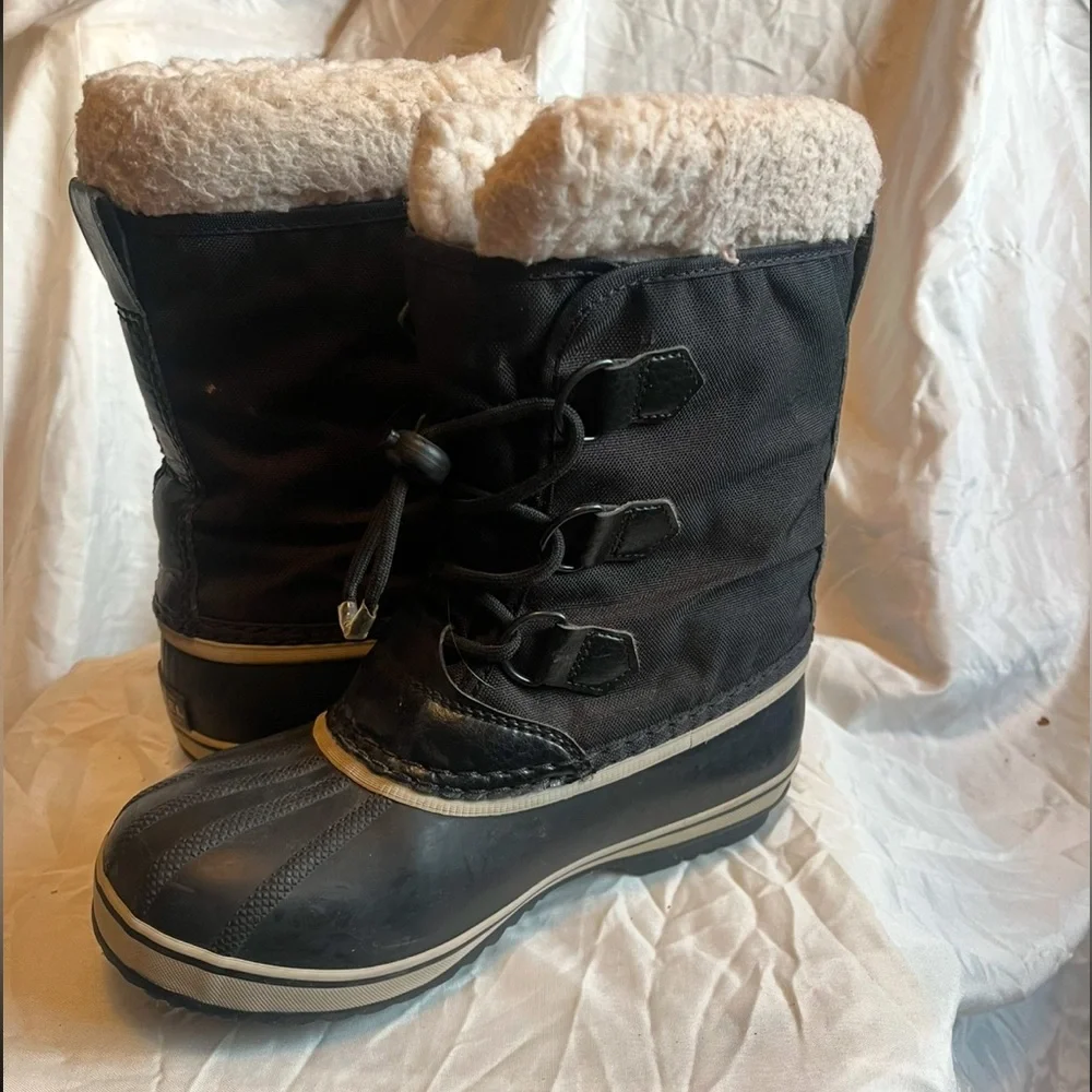 COPY - SORELS kids EUC. Removable inner insulated liners. Size 3 (US), 34 (EU)